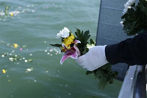 撒鲜花祭祀逝者