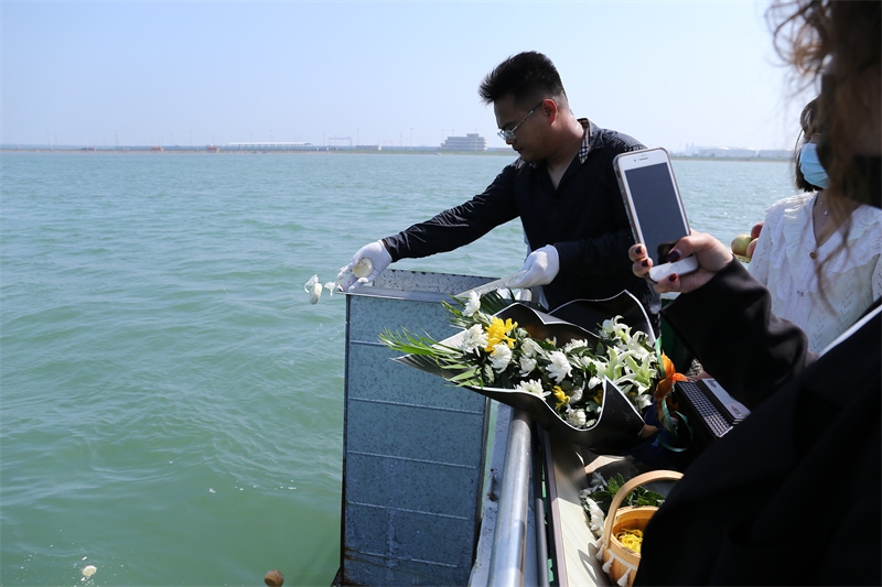 大连骨灰海撒后怎么领取补助？海撒骨灰后家人怎么祭奠？